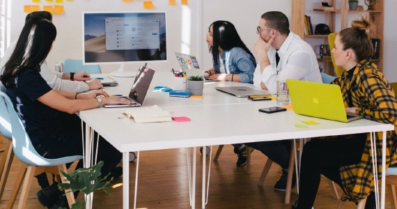 Ilustración del funnel de ventas, proceso de conversión.